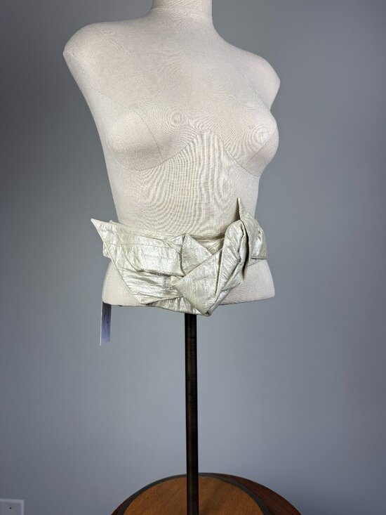 Sculpted eelskin leather belt